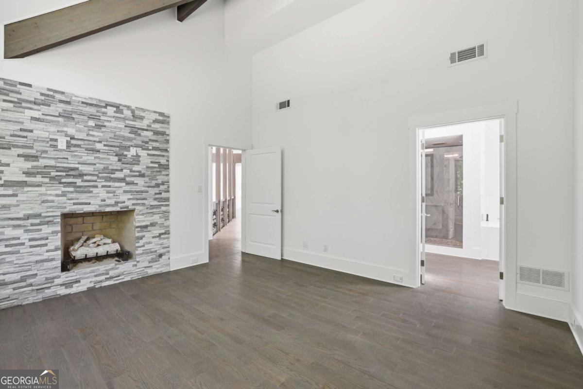 2883 W Roxboro Road NE