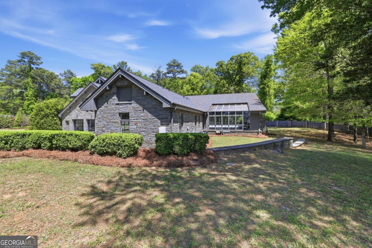 2883 W Roxboro Road NE