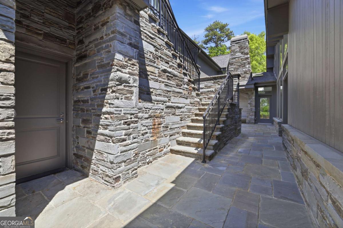2883 W Roxboro Road NE