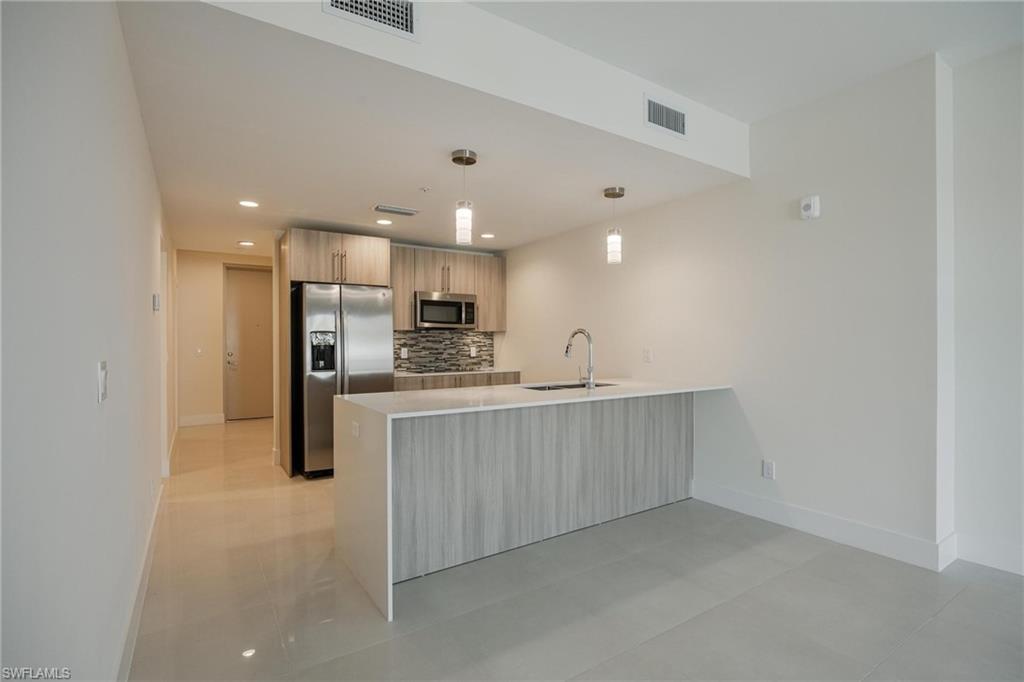 15901 ROYAL POINTE LN # 406