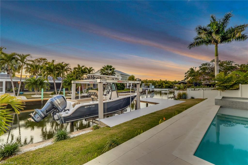 1798 | A Holiday Lane Residence