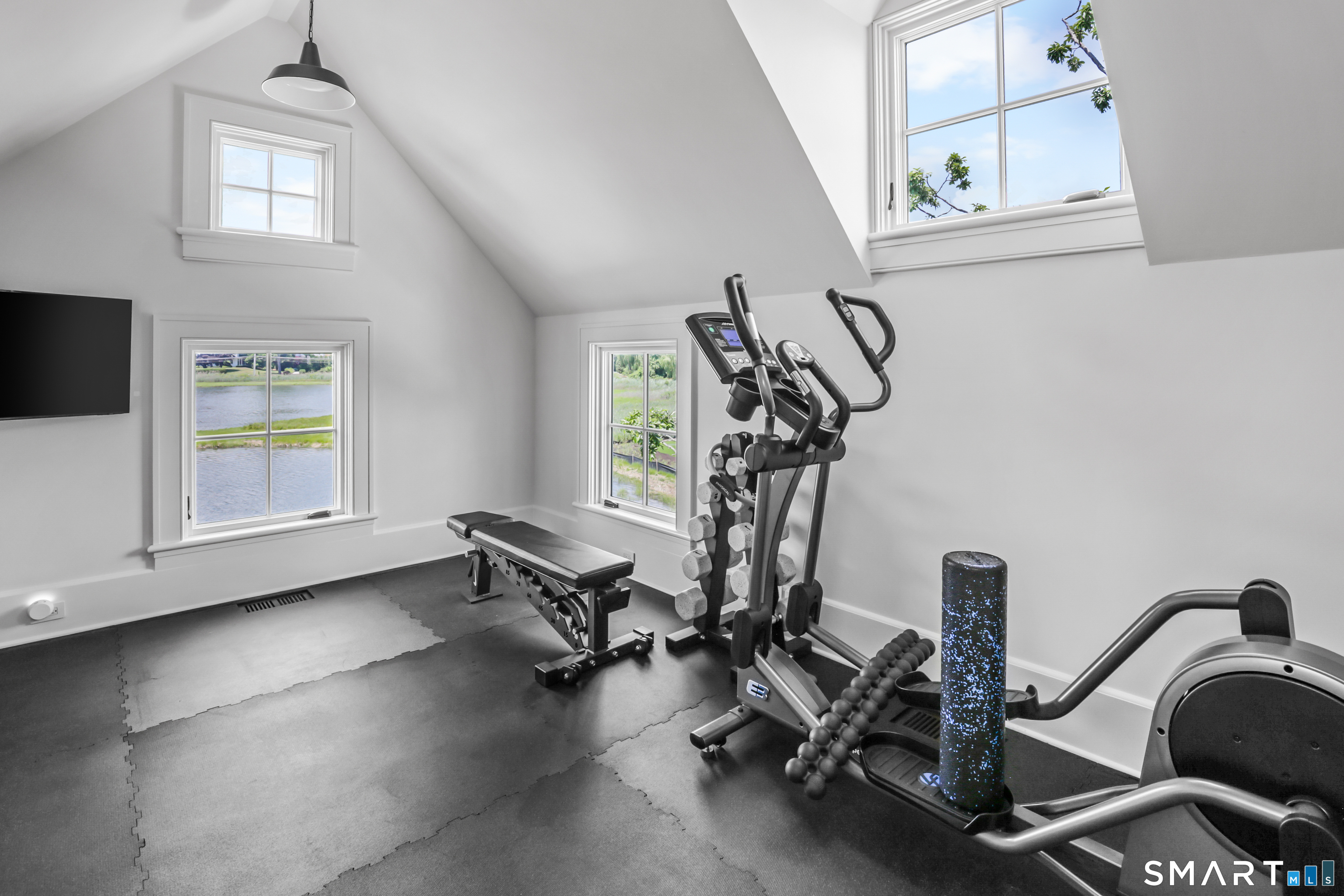 30 Edgewater Hillside