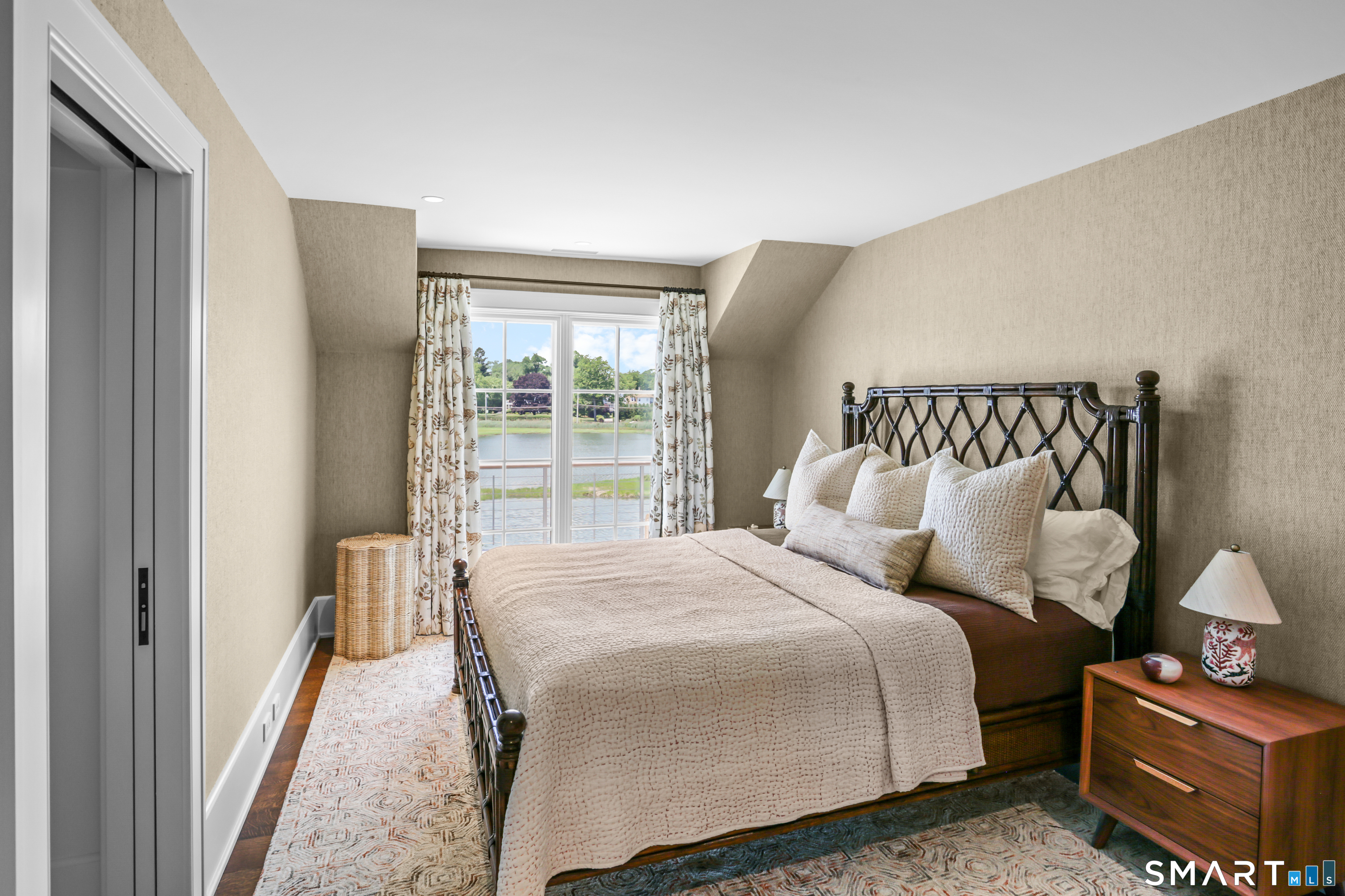 30 Edgewater Hillside