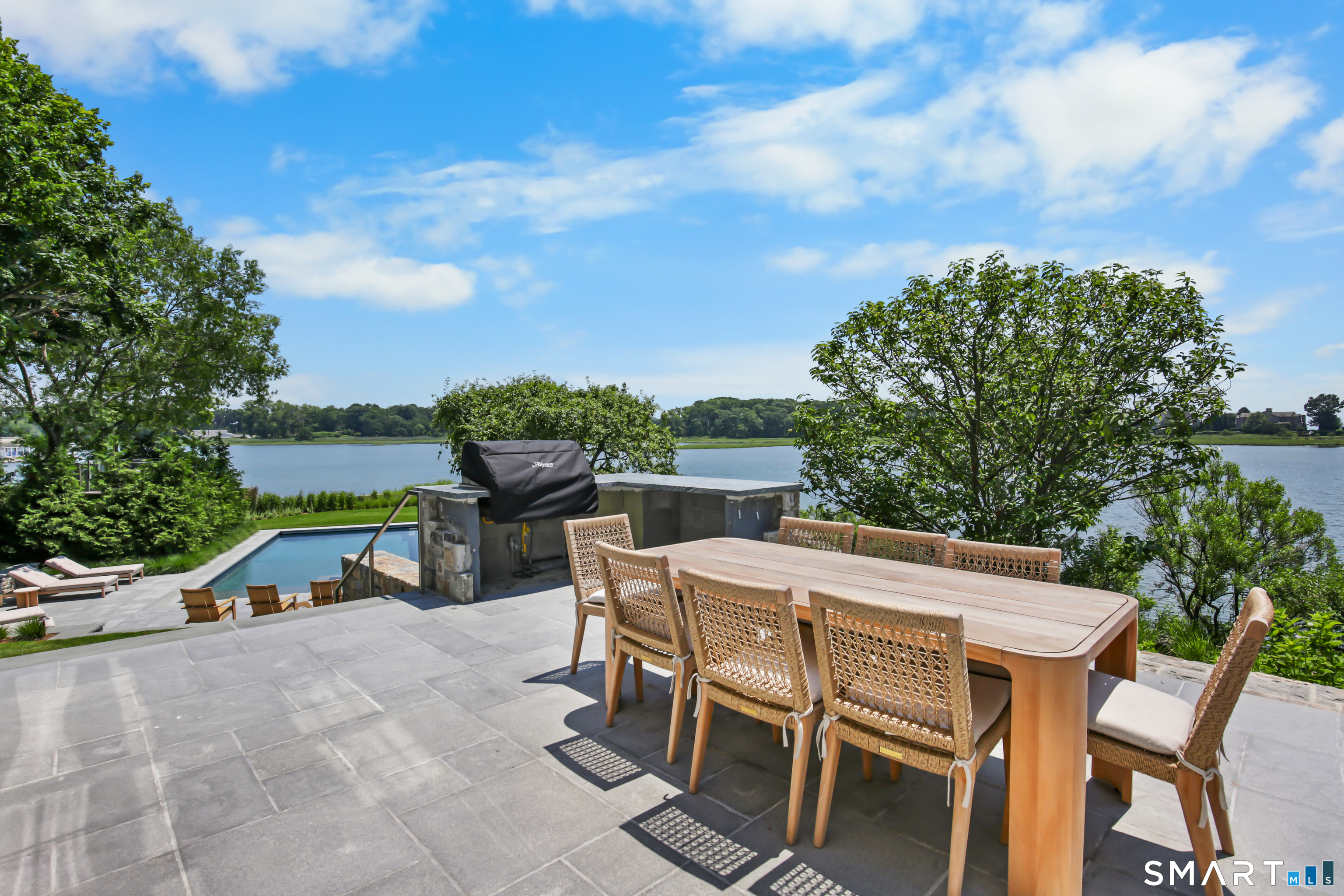 30 Edgewater Hillside