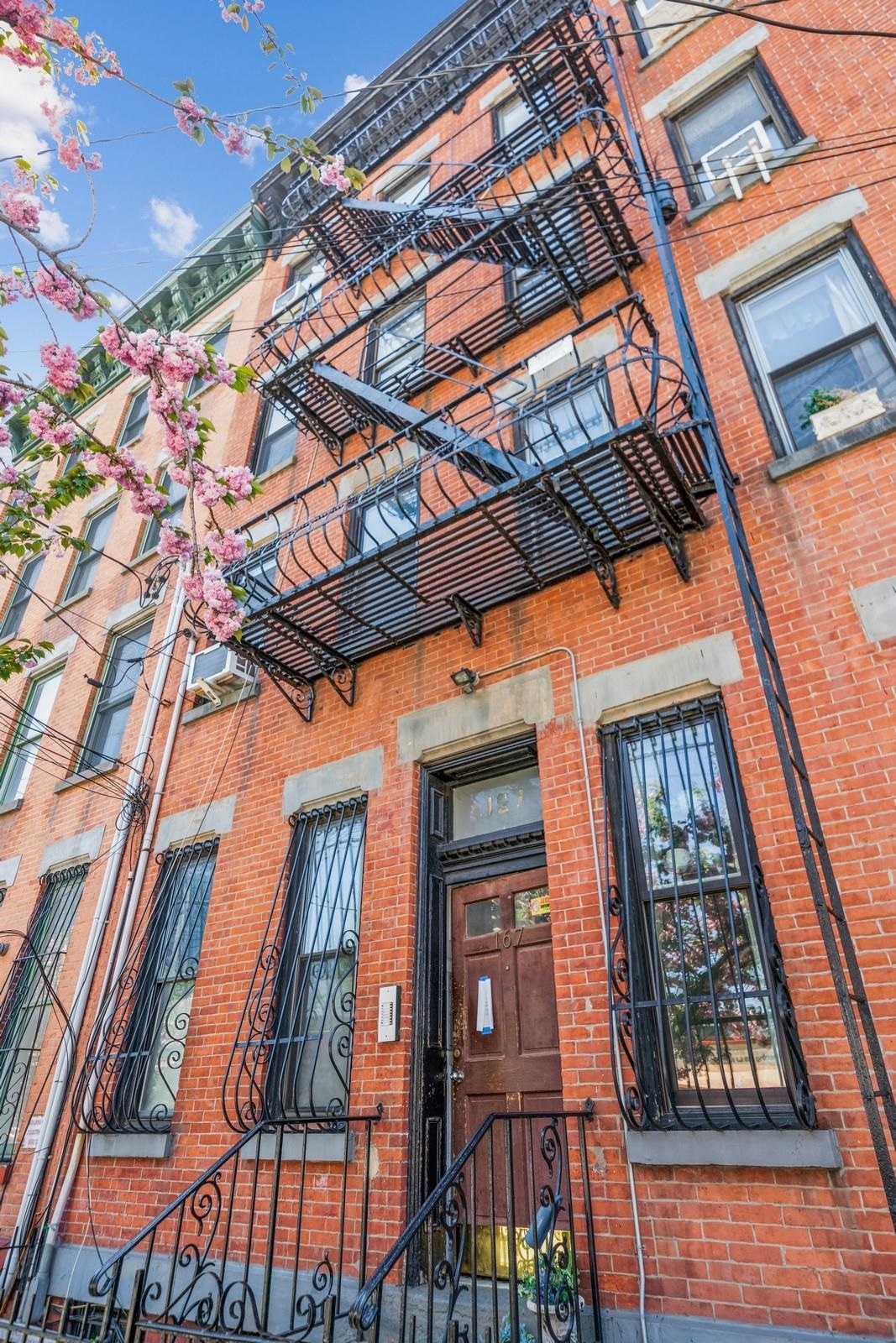 167 CHRISTOPHER COLUMBUS DR Unit: 1R