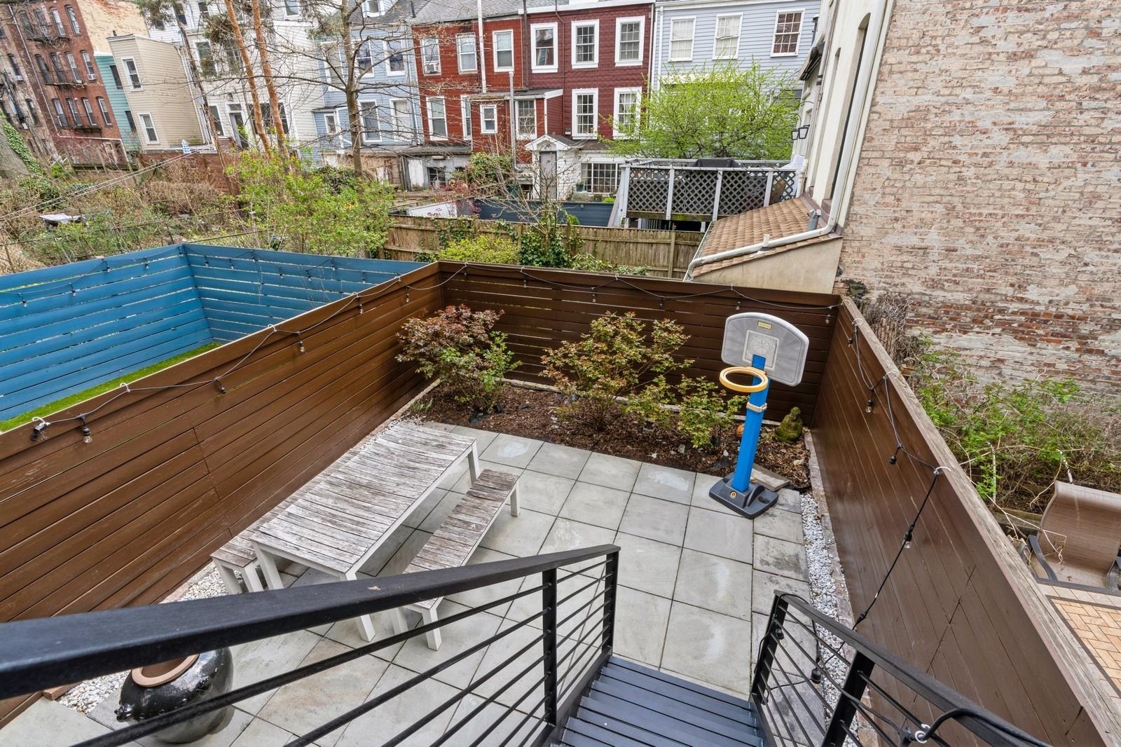 225 8TH ST