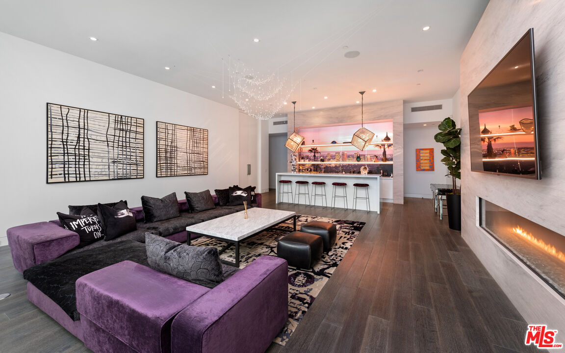 1814 N Doheny Dr