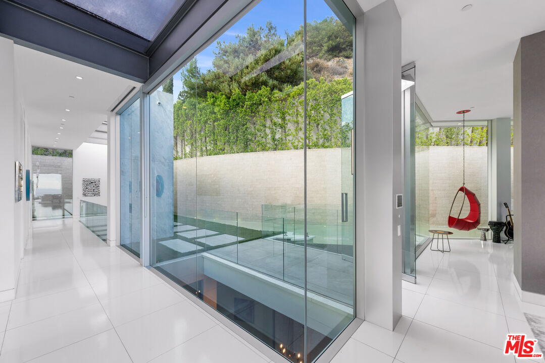 1814 N Doheny Dr