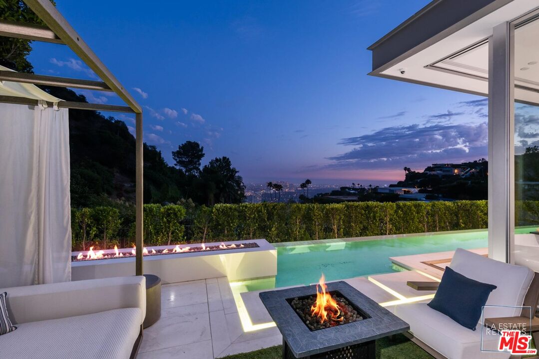 1814 N Doheny Dr