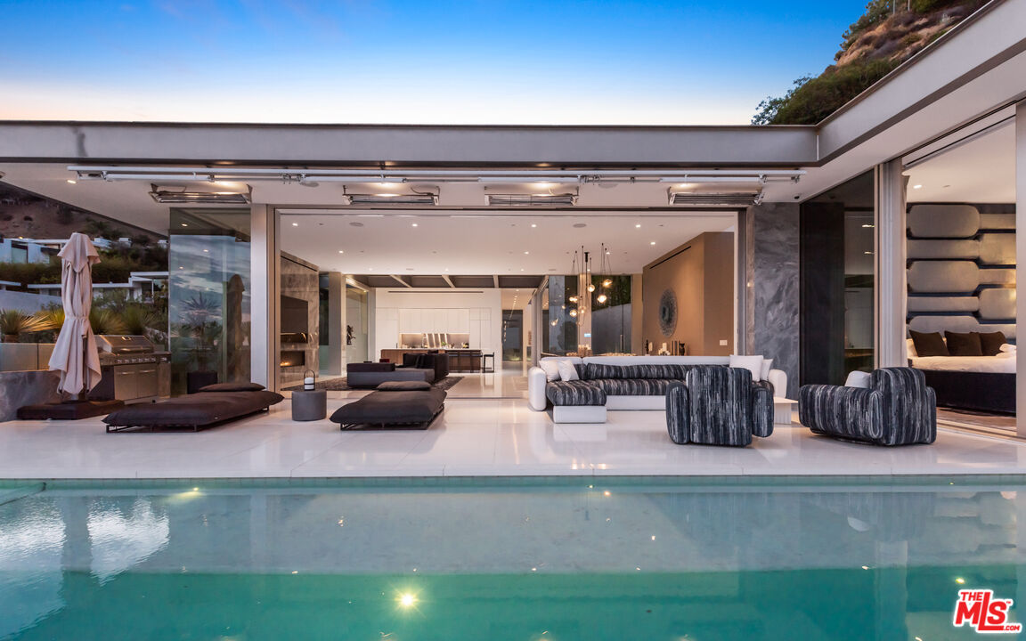 1814 N Doheny Dr