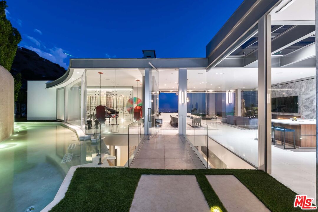 1814 N Doheny Dr