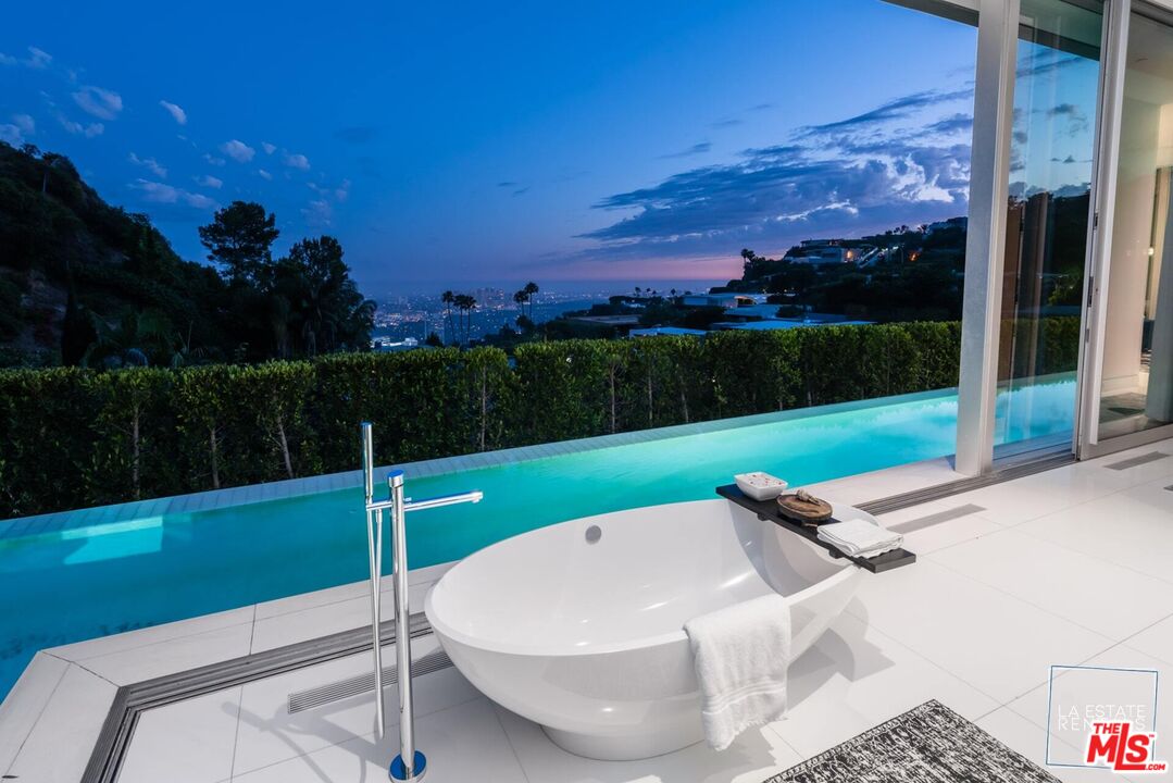 1814 N Doheny Dr