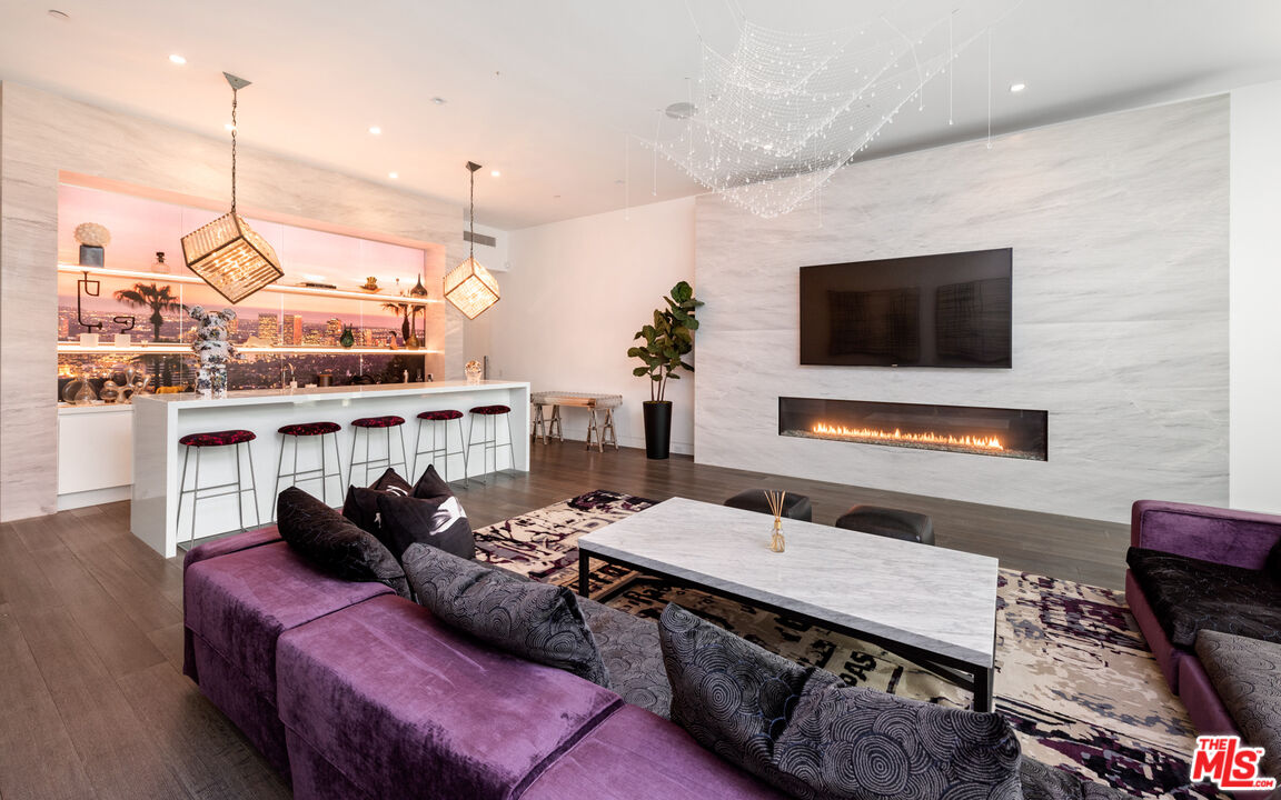 1814 N Doheny Dr