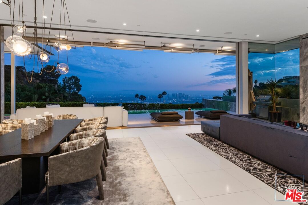 1814 N Doheny Dr