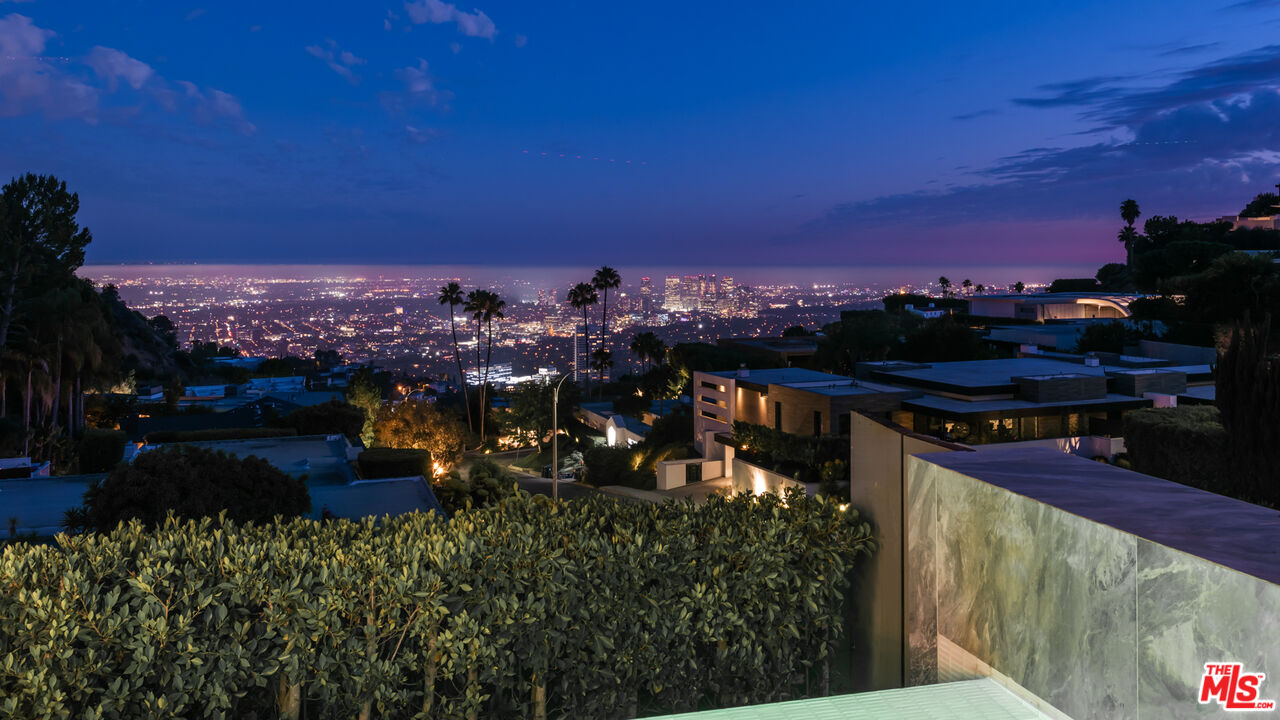 1814 N Doheny Dr