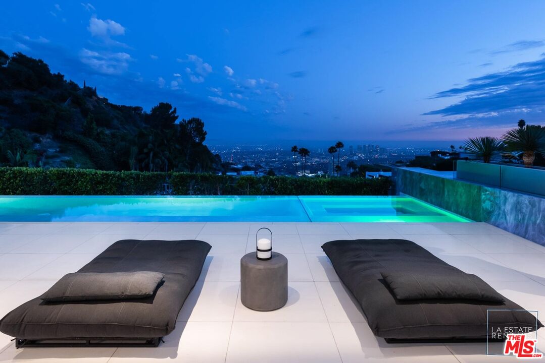 1814 N Doheny Dr