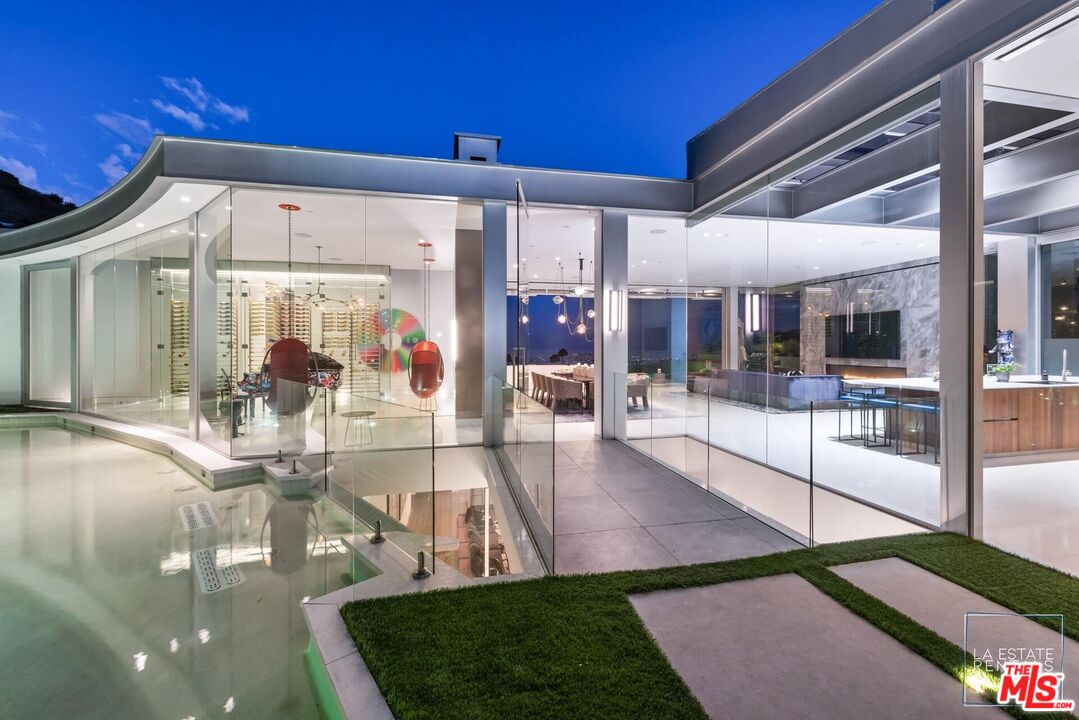 1814 N Doheny Dr