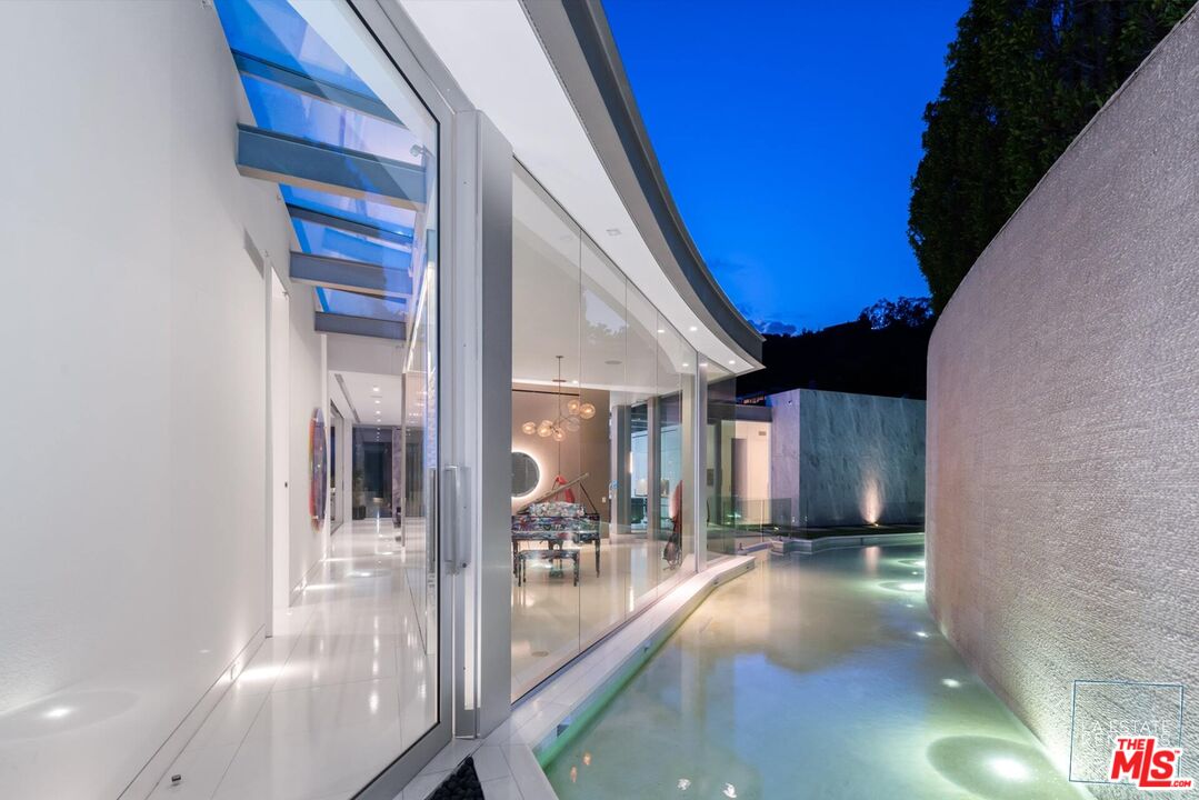 1814 N Doheny Dr
