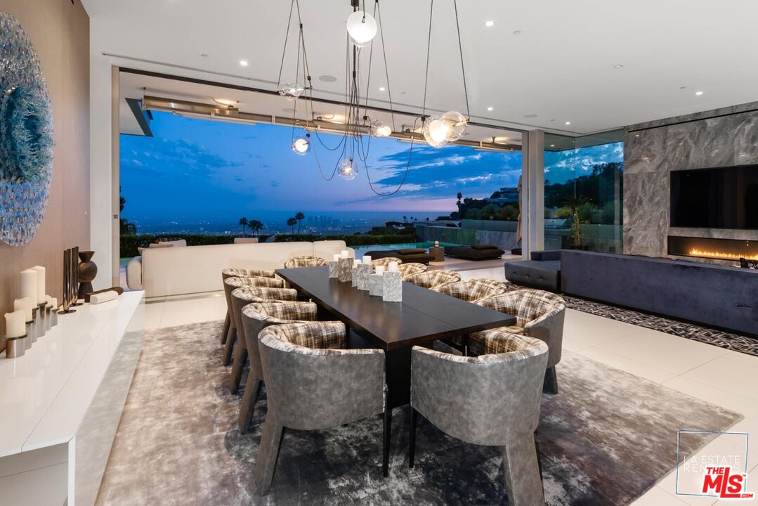 1814 N Doheny Dr