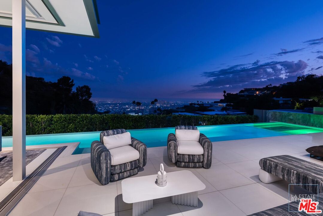 1814 N Doheny Dr