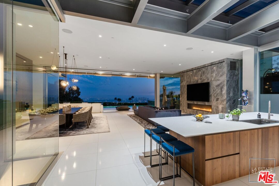 1814 N Doheny Dr