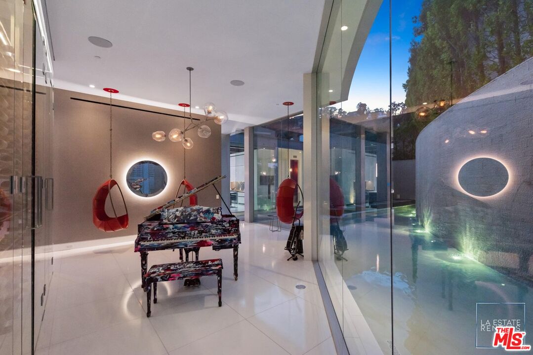 1814 N Doheny Dr