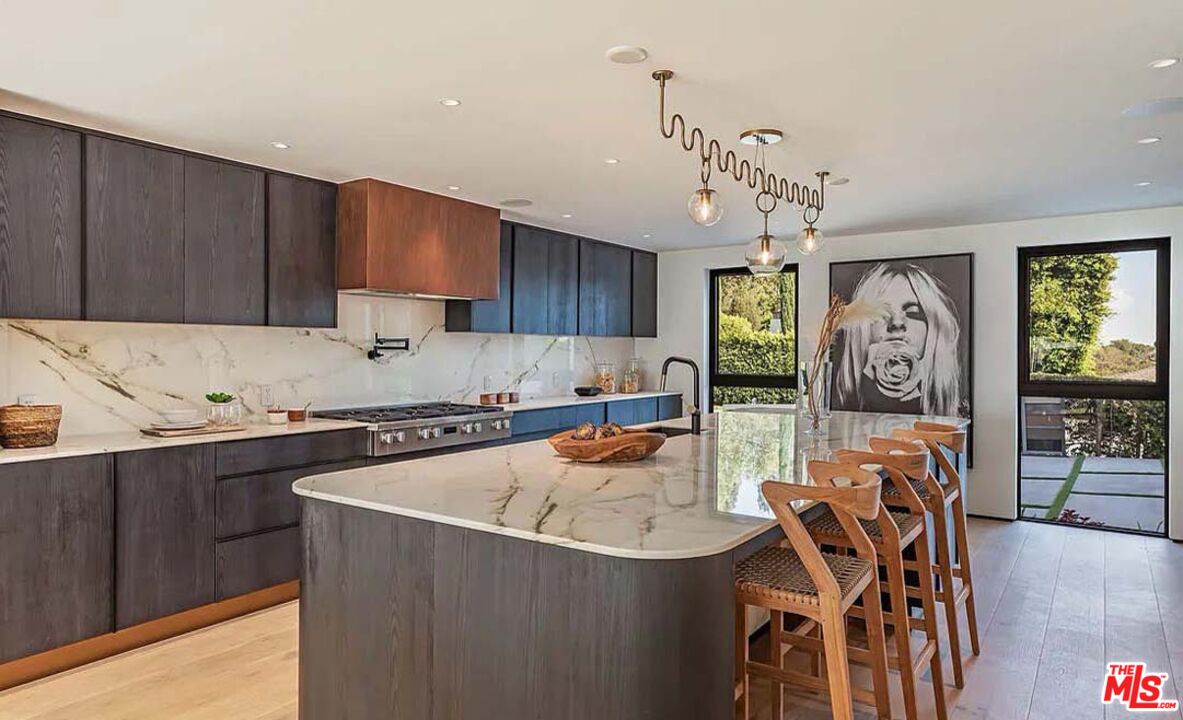 1271 Sunset Plaza Dr