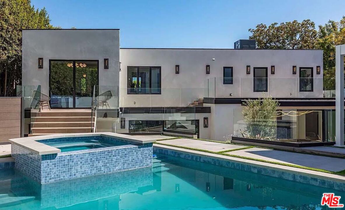 1271 Sunset Plaza Dr