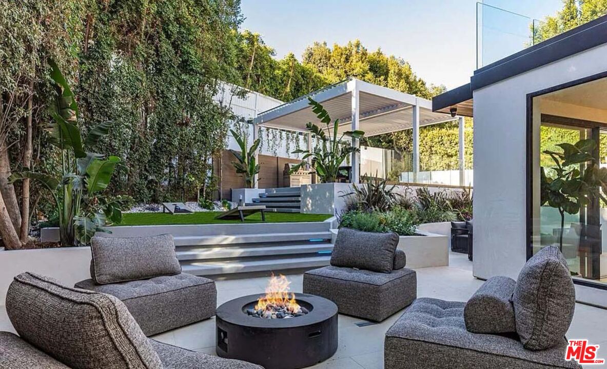 1271 Sunset Plaza Dr