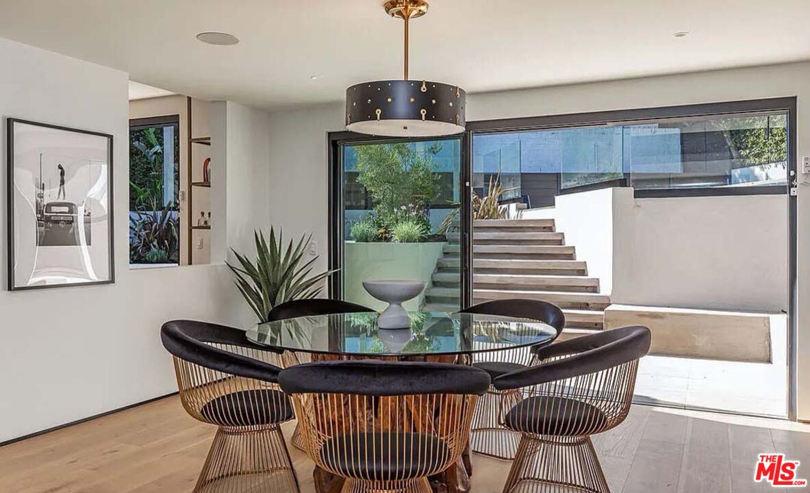1271 Sunset Plaza Dr