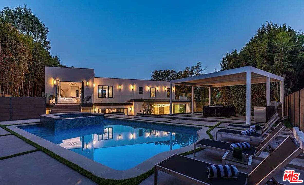 1271 Sunset Plaza Dr