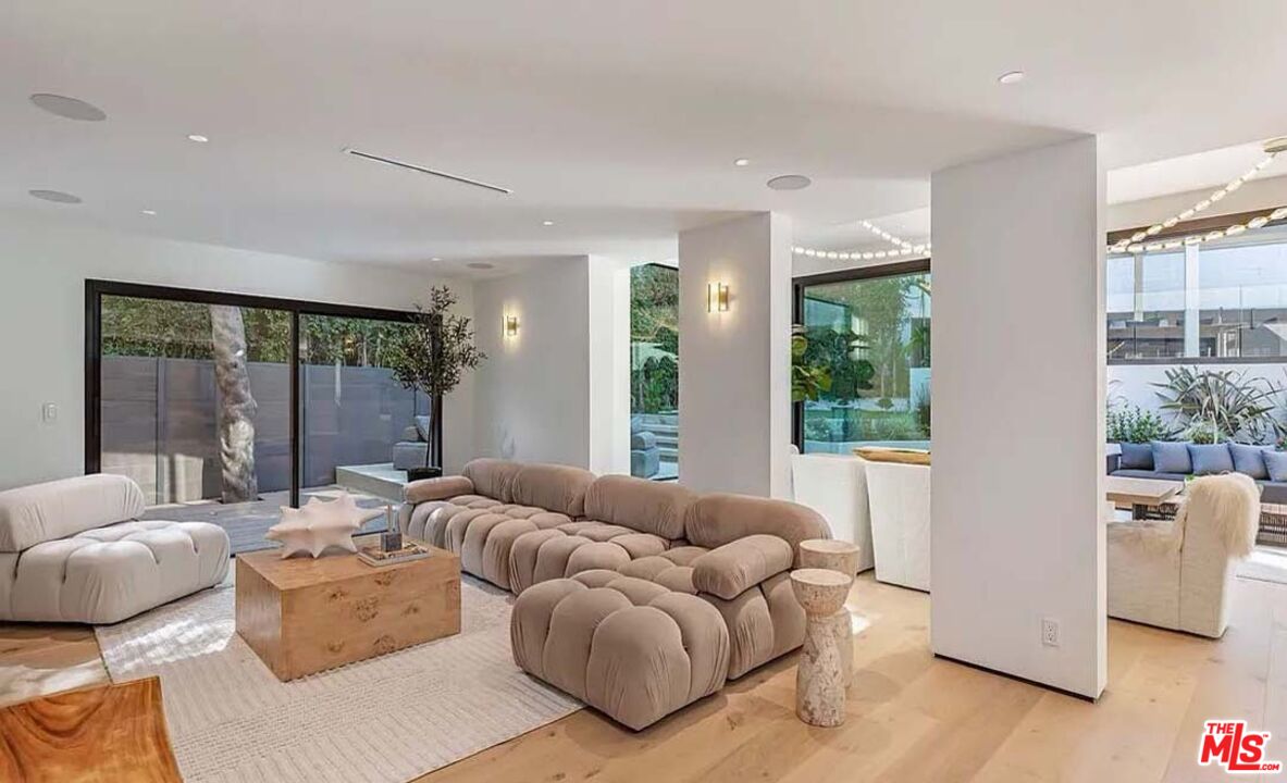 1271 Sunset Plaza Dr