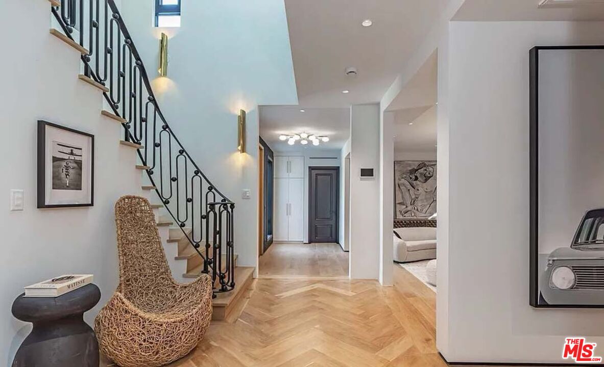 1271 Sunset Plaza Dr