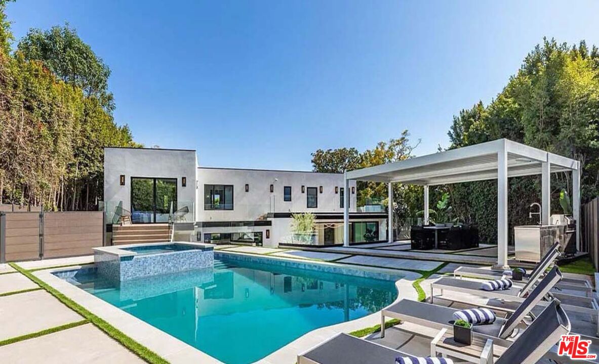 1271 Sunset Plaza Dr