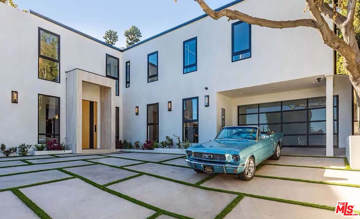 1271 Sunset Plaza Dr