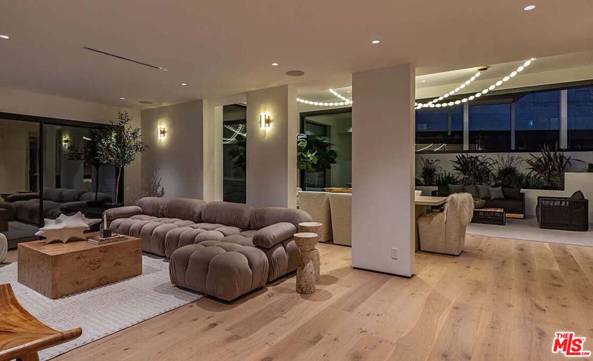 1271 Sunset Plaza Dr