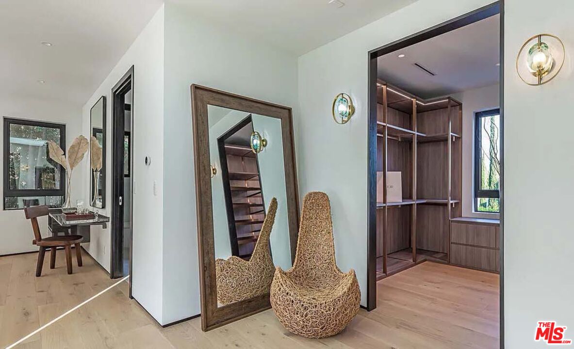 1271 Sunset Plaza Dr