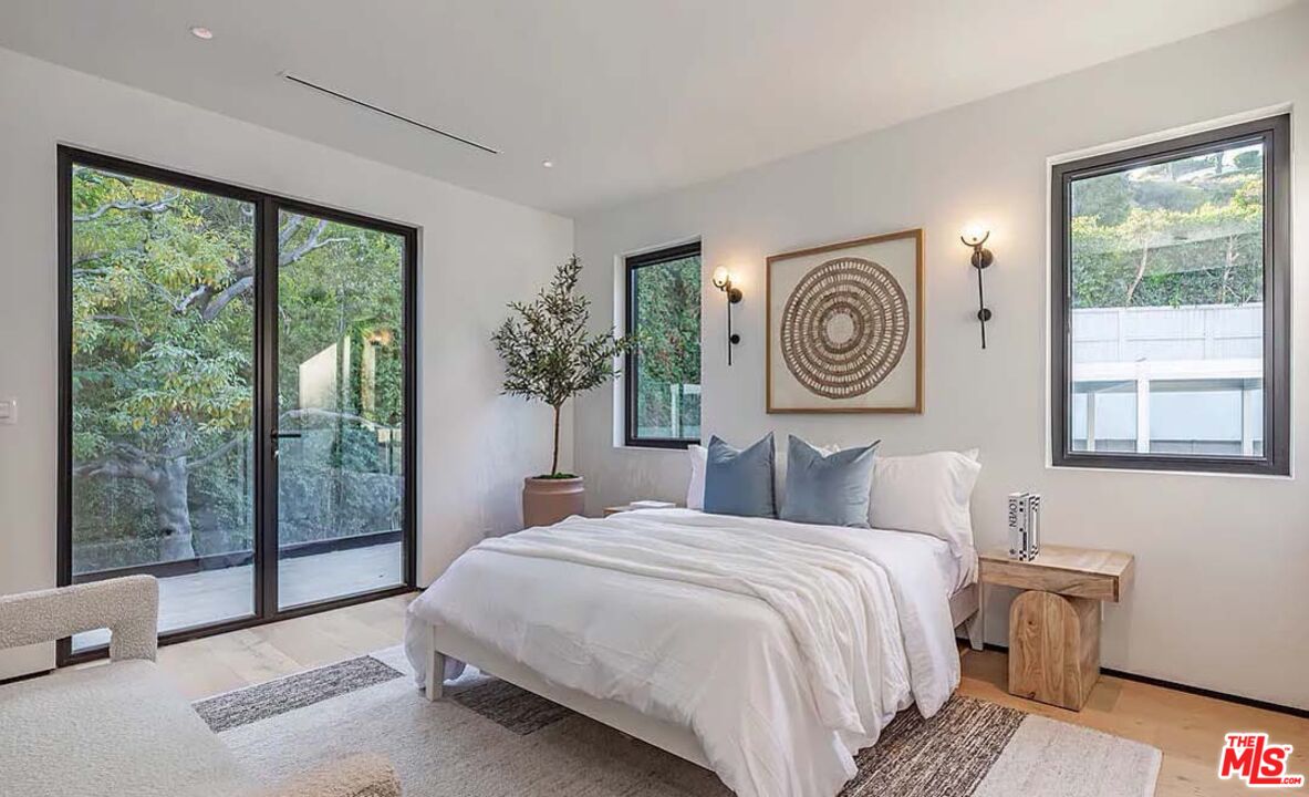 1271 Sunset Plaza Dr