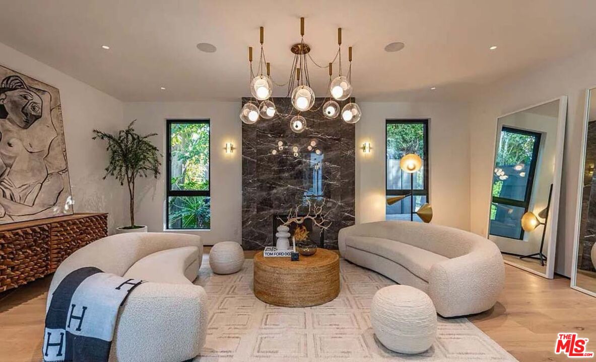 1271 Sunset Plaza Dr
