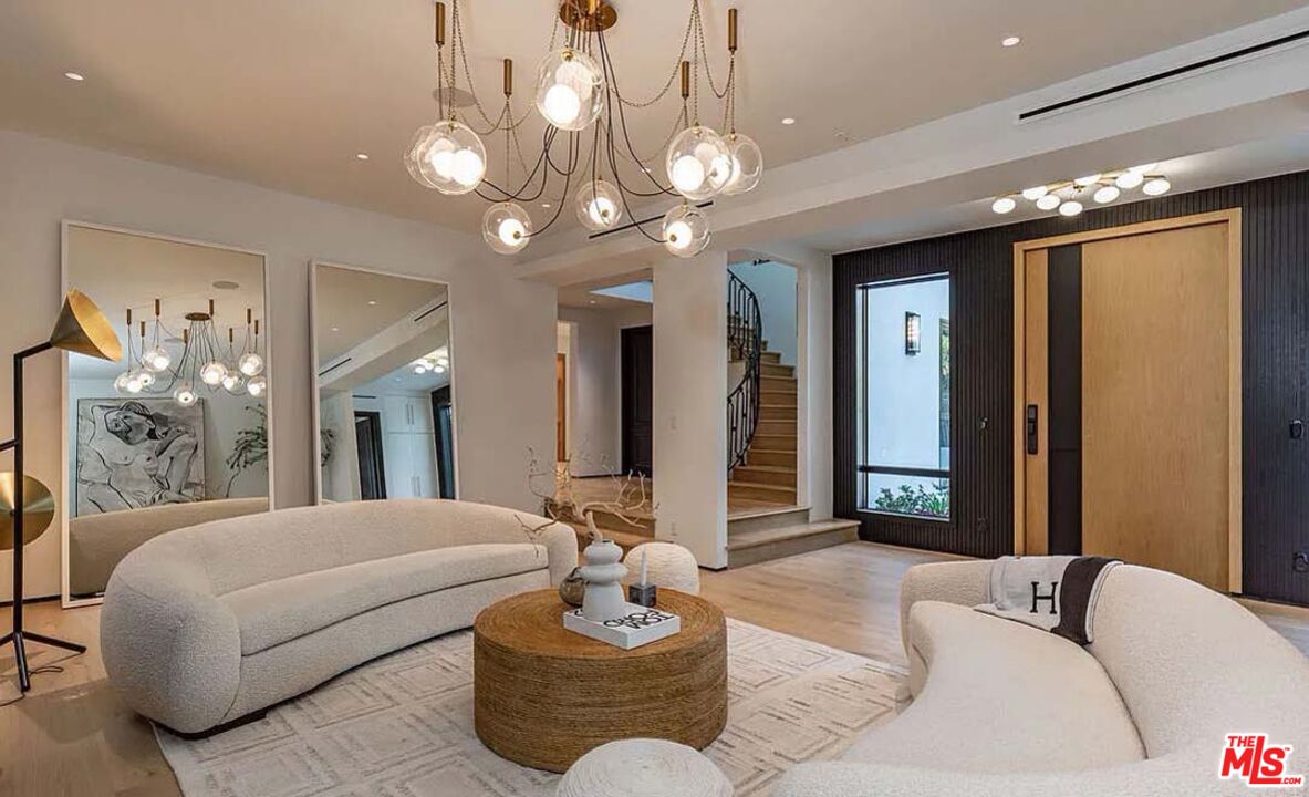 1271 Sunset Plaza Dr