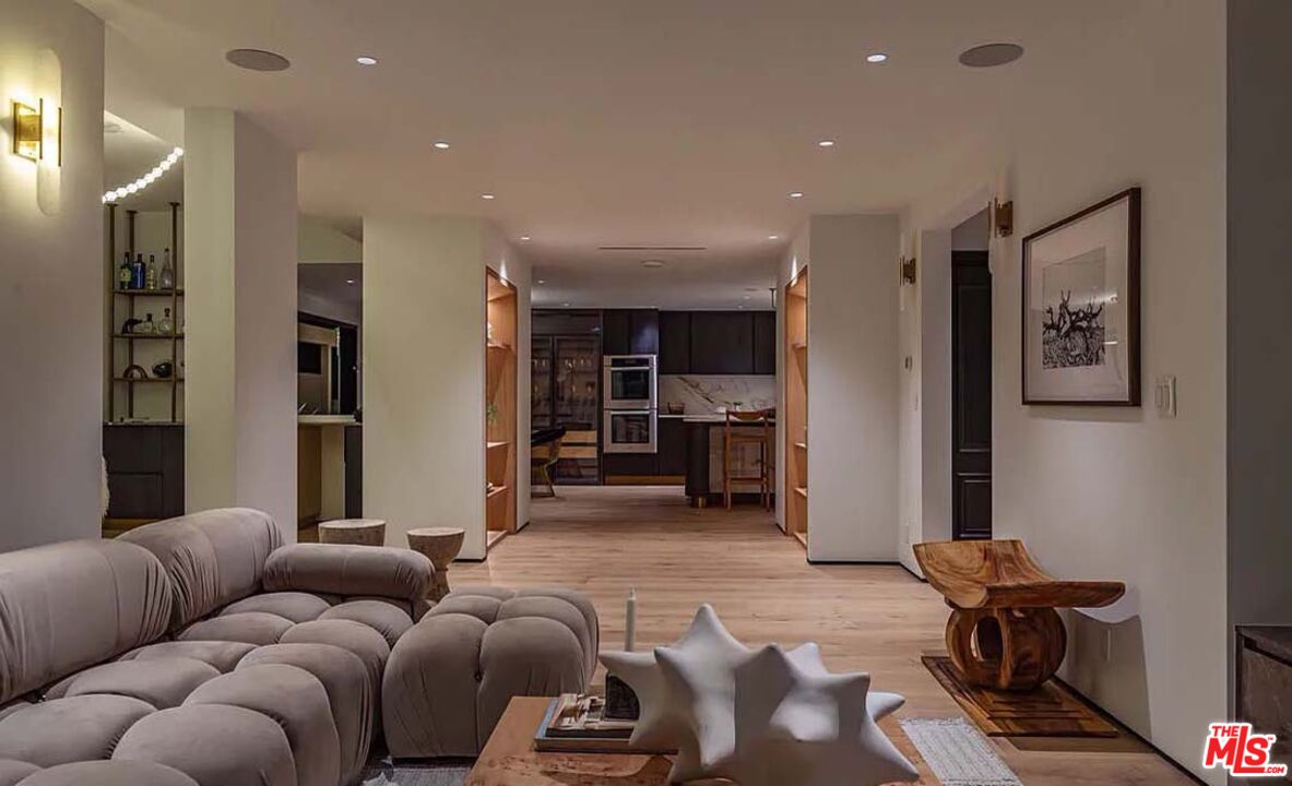 1271 Sunset Plaza Dr