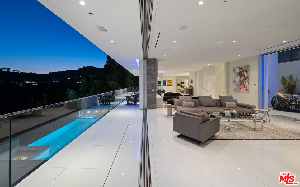 7080 W MULHOLLAND DR