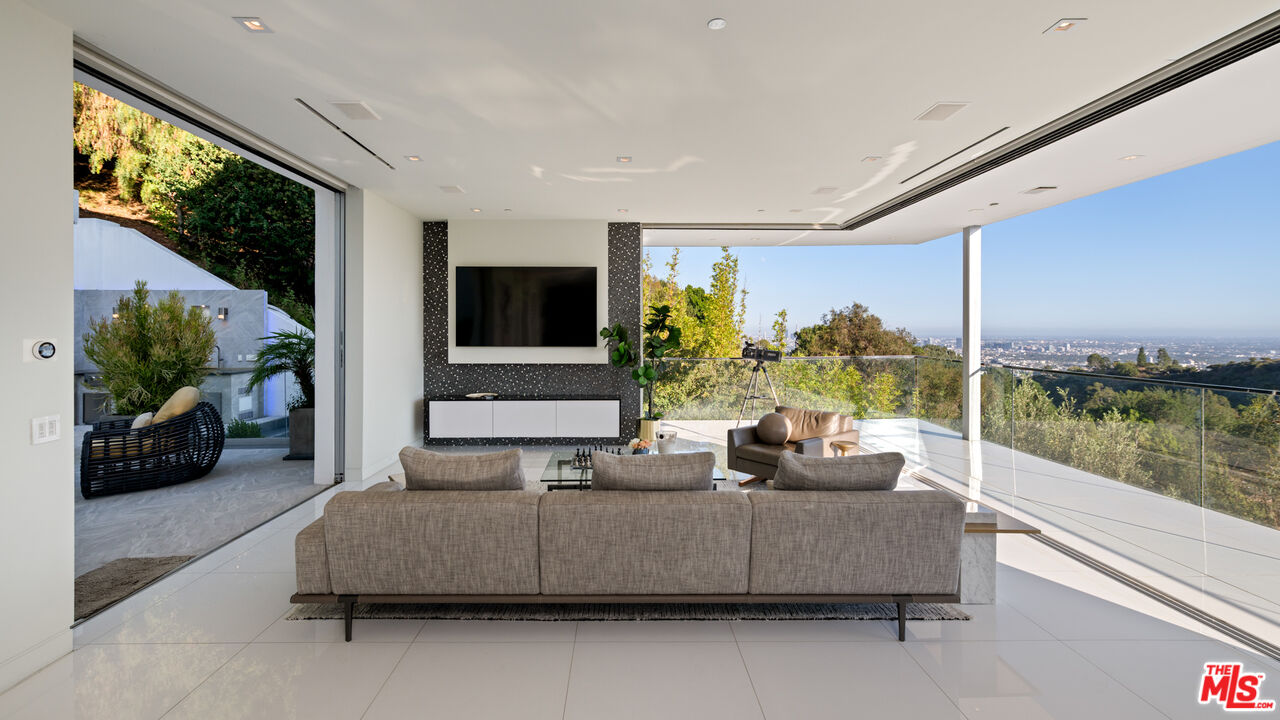 7080 W MULHOLLAND DR