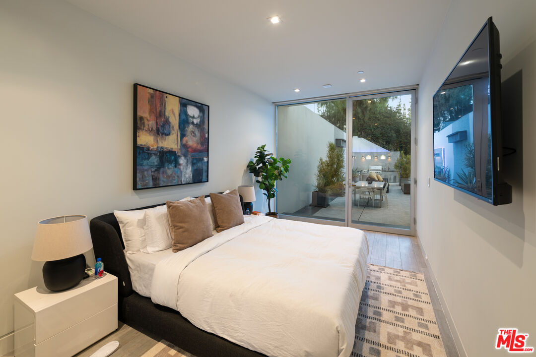 7080 W MULHOLLAND DR