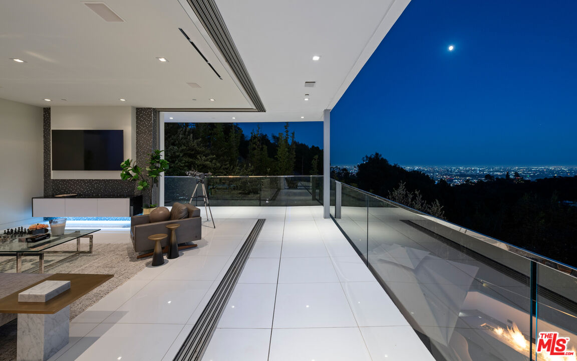 7080 W MULHOLLAND DR