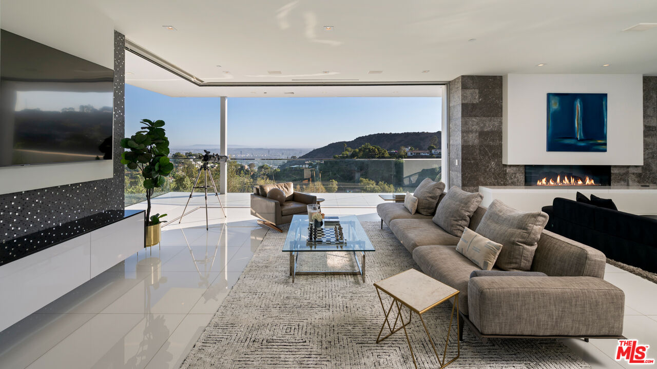 7080 W MULHOLLAND DR
