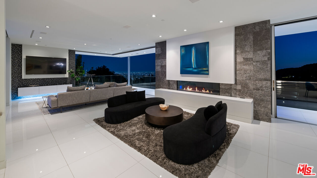 7080 W MULHOLLAND DR