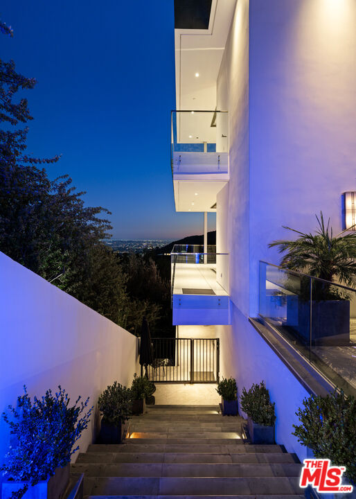 7080 W MULHOLLAND DR