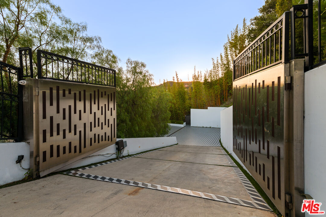 7080 W MULHOLLAND DR