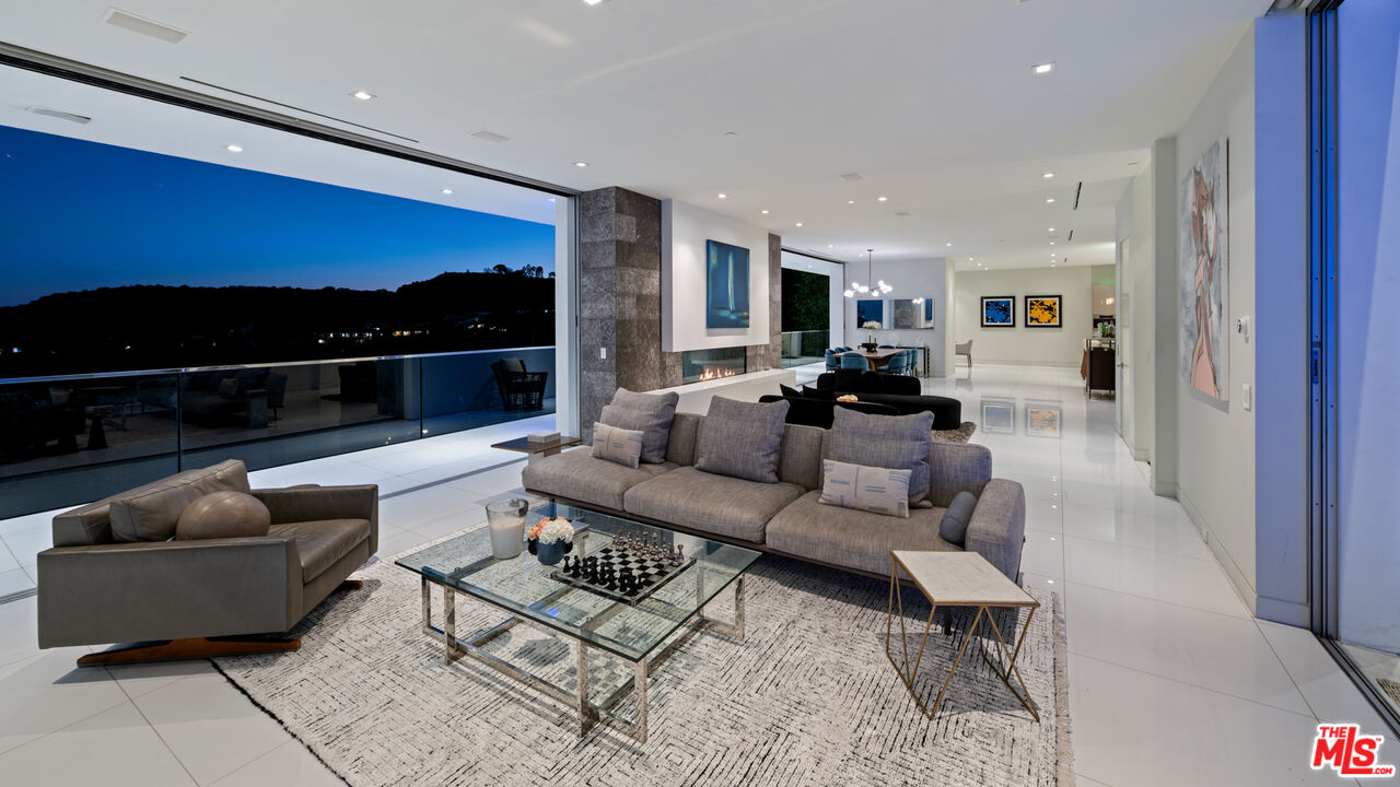 7080 W MULHOLLAND DR